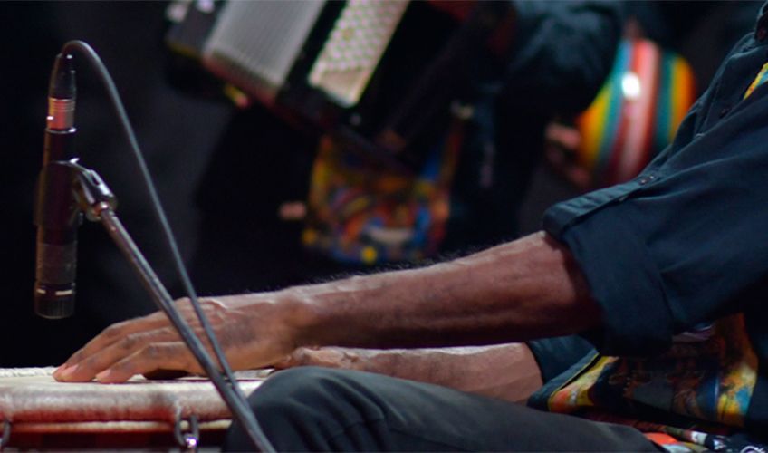 gros plan d'un homme jouant du gwoka en Guadeloupe