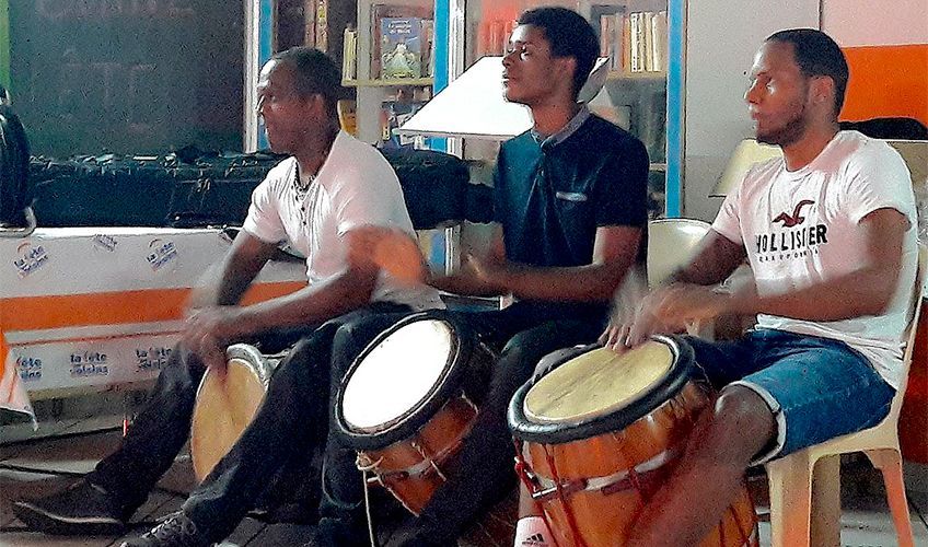 trois hommes jouant du gwoka en Guadeloupe