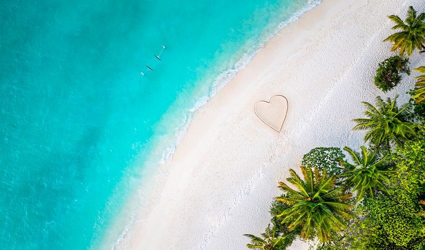coeur sur une plage des Maldives
