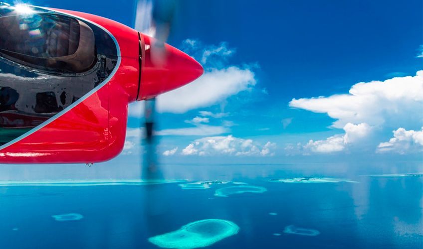 hydravion au dessus des atolls des Maldives