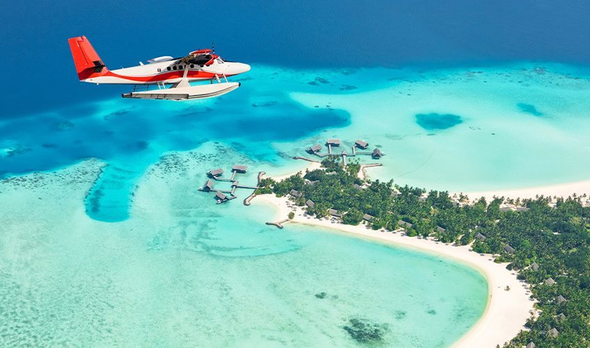 vue d'un hydravion arrivant sur un atoll aux Maldives
