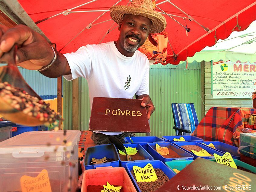 vendeur dans un marché en guadeloupe