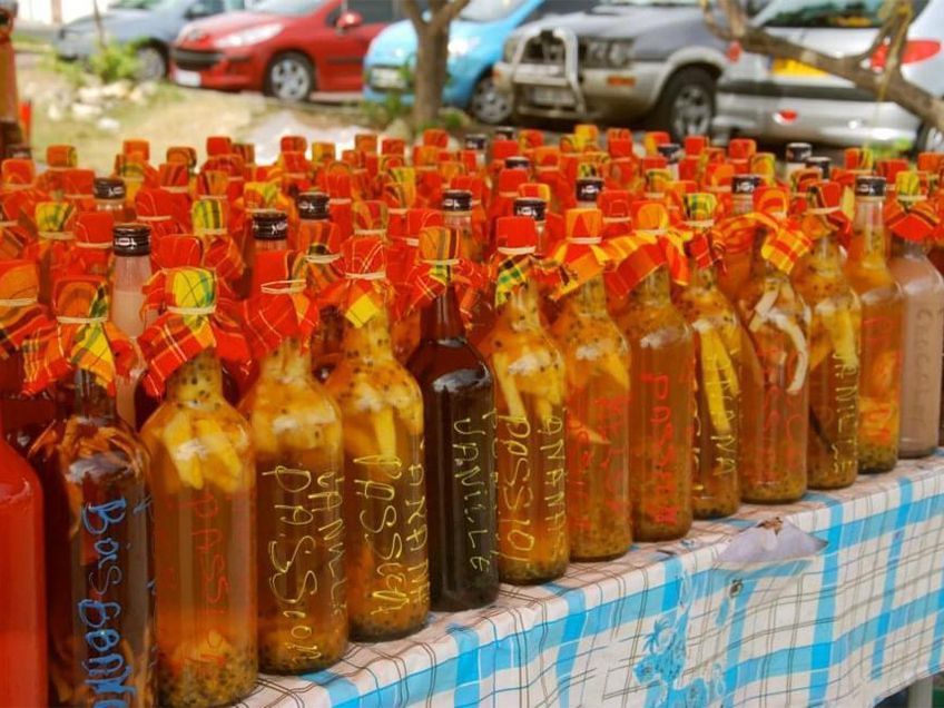 bouteilles de rhum arrangé sur le marché en guadeloupe