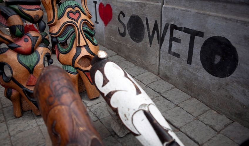 masques dans le quartier de Soweto