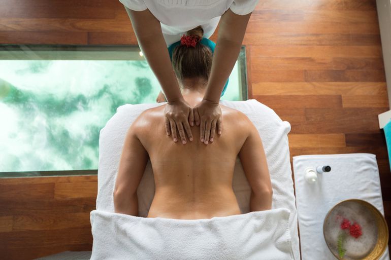 Se faire masser au-dessus de l'eau au LUX* South Ari Atoll