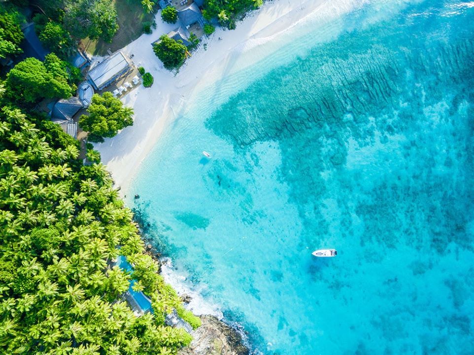 plage sur north island aux seychelles