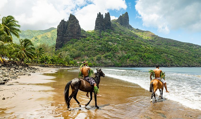 chevaux et polynésiens sur une plage de Nuku Hiva
