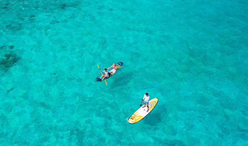 kayak et paddle dans le lagon aux Maldives
