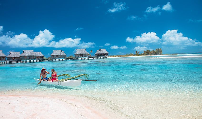 couple en pirogue sur le lagon de Tikehau