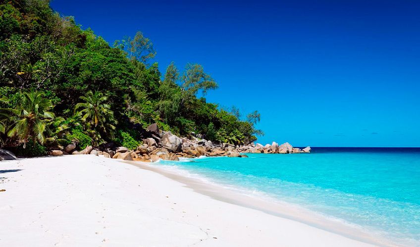 la magnifique plage de l'Anse Lazio aux Seychelles