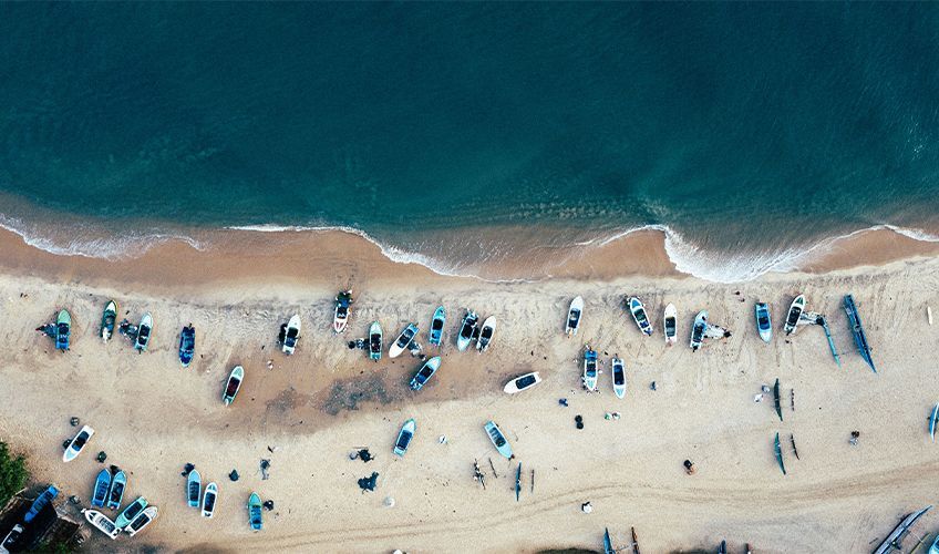 bateaux sur une plage au Sri Lanka