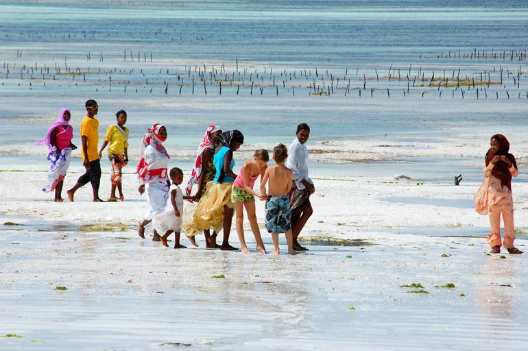 plage enfants locaux zanzibar