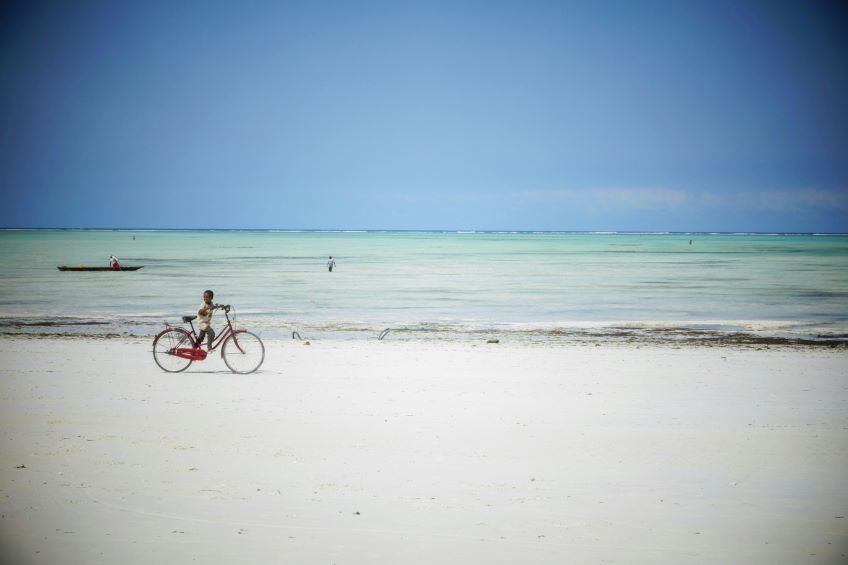 enfant en train de faire du vélo sur une plage de Zanzibar