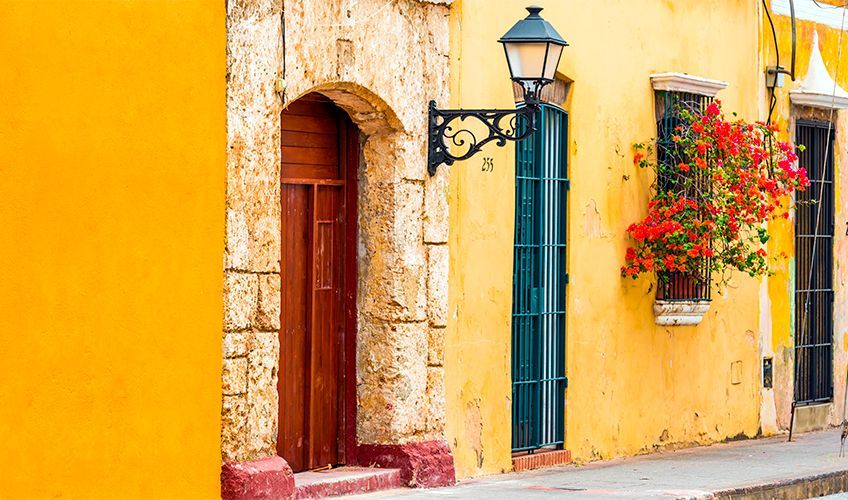 maison colorée dans le quartier colonial de Saint Domingue en République dominicaine