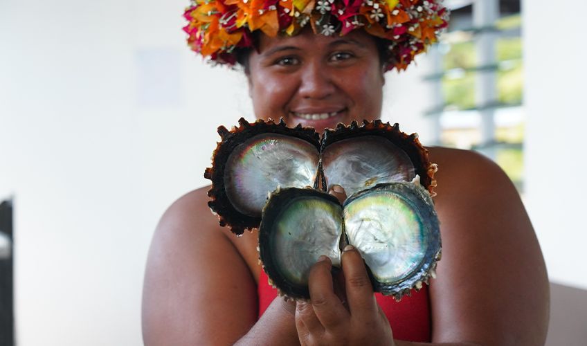 femme travaillant dans une ferme perlire  Raiatea en Polynsie