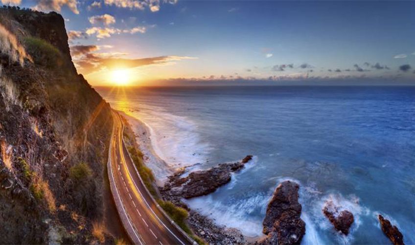 vue aérienne sur une route cotiere au coucher de soleil à la Réunion