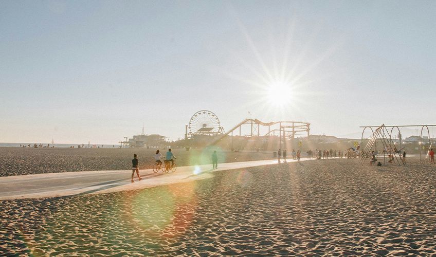 plage de Santa Monica avec vue sur les attractions à Los Angeles