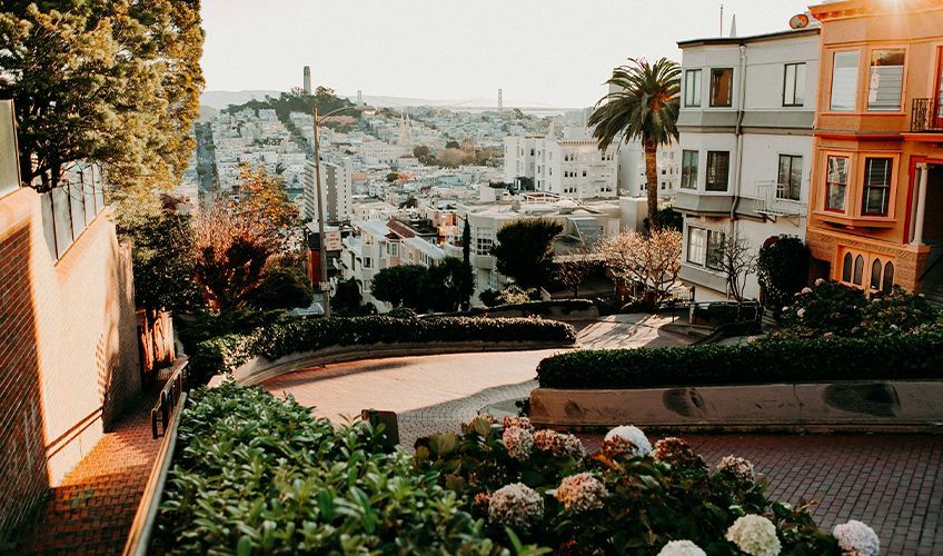 Lombard Street, rue connue à San Francisco pour ses virages