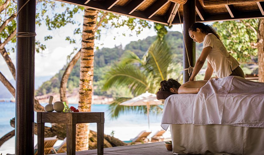 Massage en plein air au Four Seasons Mah� aux Seychelles