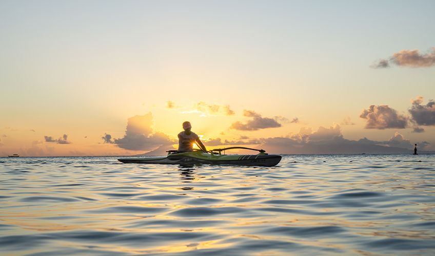 pirogue au coucher du soleil � Huahine