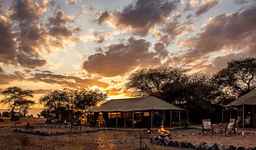 coucher de soleil sur un lodge au Kenya
