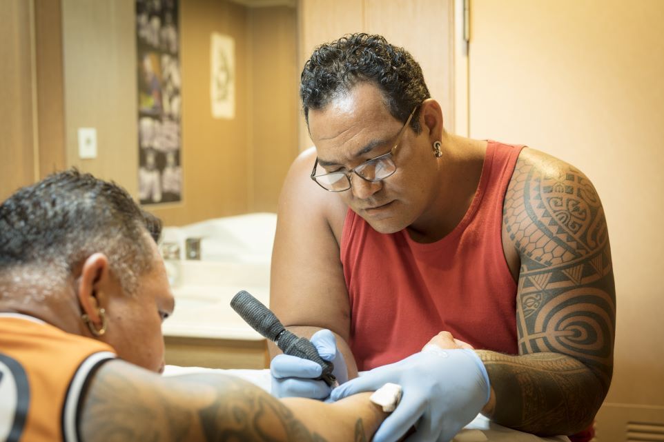 tatoueur polynésien