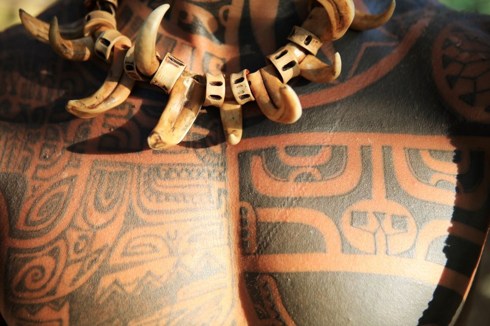 gros plan sur un torse avec un tatouage polynésien