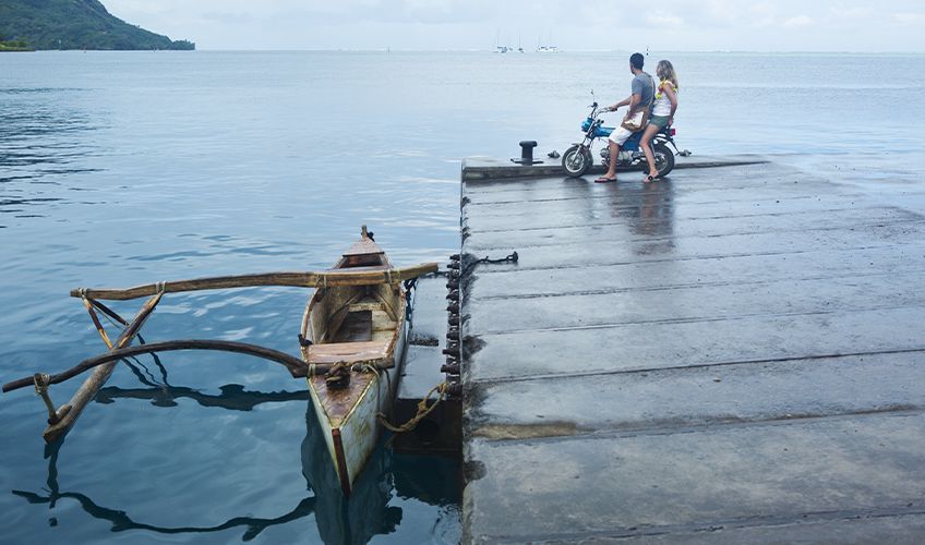 moto et pirogue � Huahine