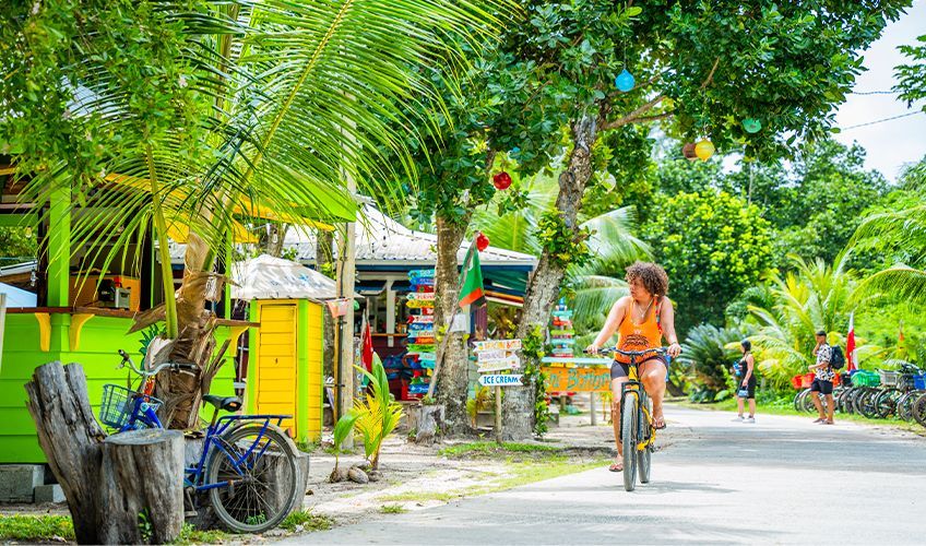 balade en vélo sur l'île de La Digue aux Seychelles