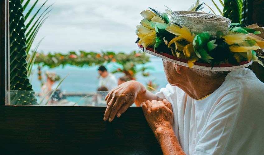 vieux monsieur observant le paysage à Huahine