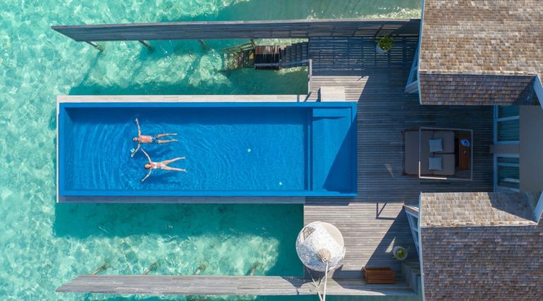 couple piscine maldives