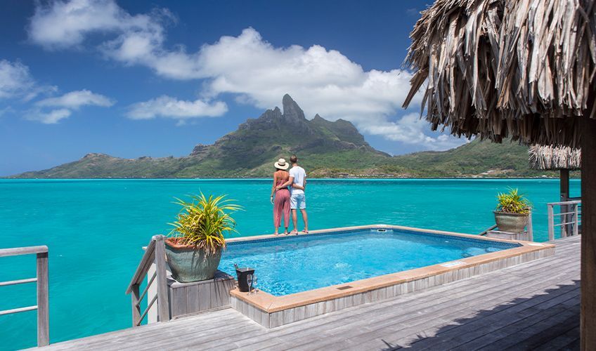 couple regardant l'horizon à Bora Bora en Polynésie