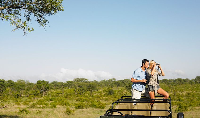 couple dans un 4x4 pendant leur lune de miel en safari