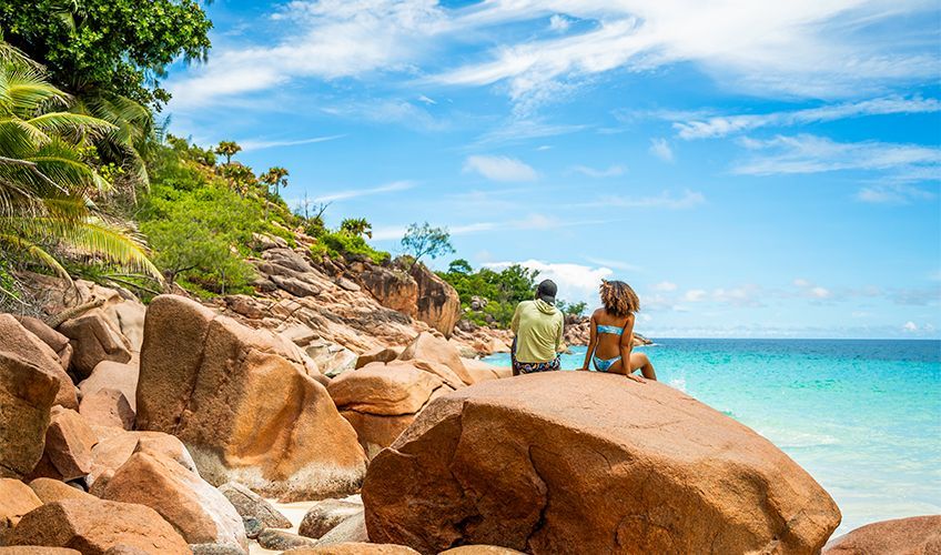 couple sur un rocher de granit aux Seychelles