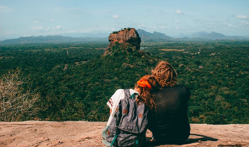 couple observant le rocher du lion au Sri Lanka